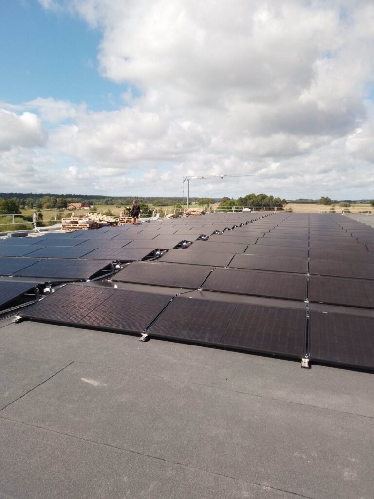 Solpaneler på tag under overskyet himmel