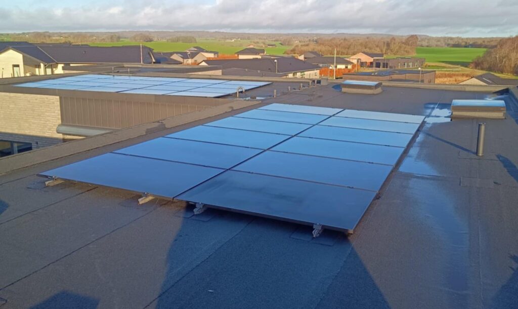 Solpaneler på tag med udsigt til landskab