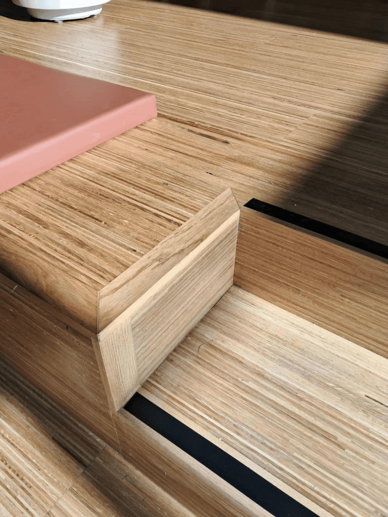 Trin i træ med et rødt siddeareal