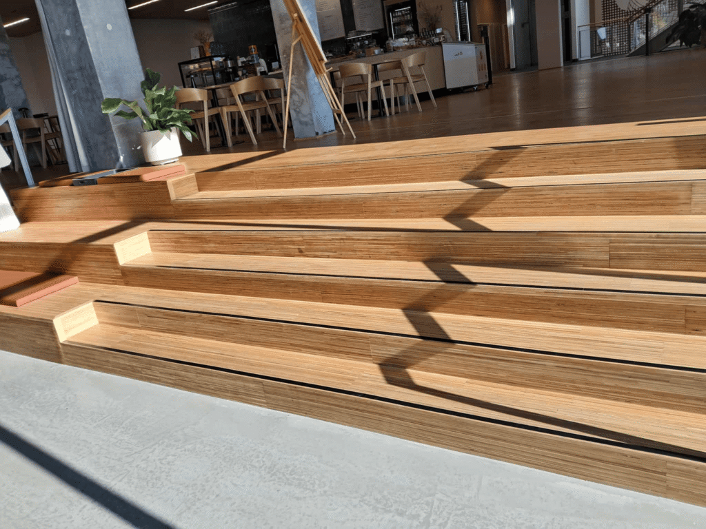 Moderne trætrapper i kontorlokale med planter